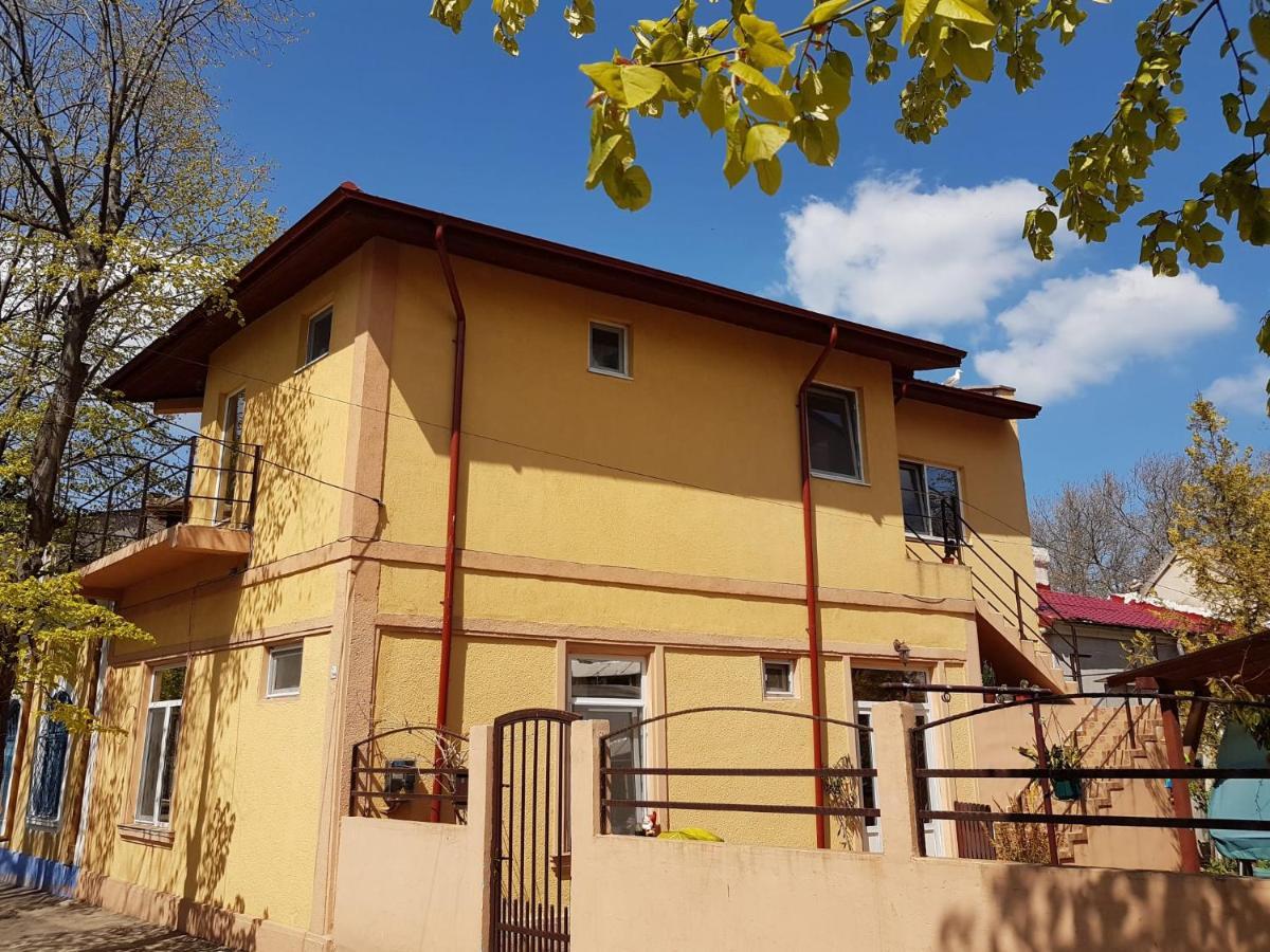 Sasha's Place Apartment *